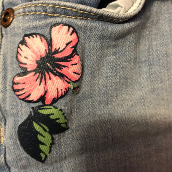 Light wash denim shorts with pink flowers - Picture 3 of 5